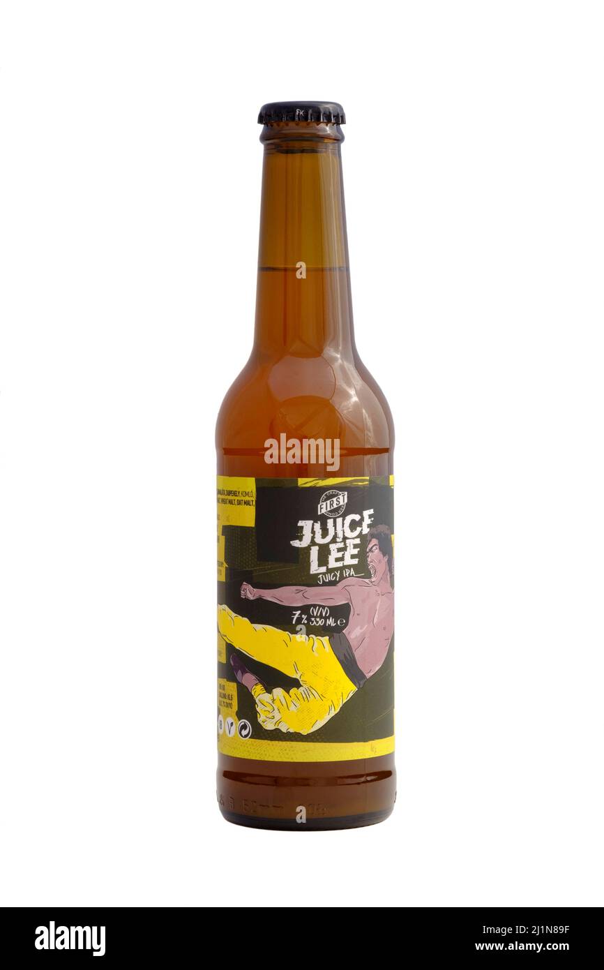 botella de jugo de cerveza lee ipa cortado sobre fondo blanco Foto de stock