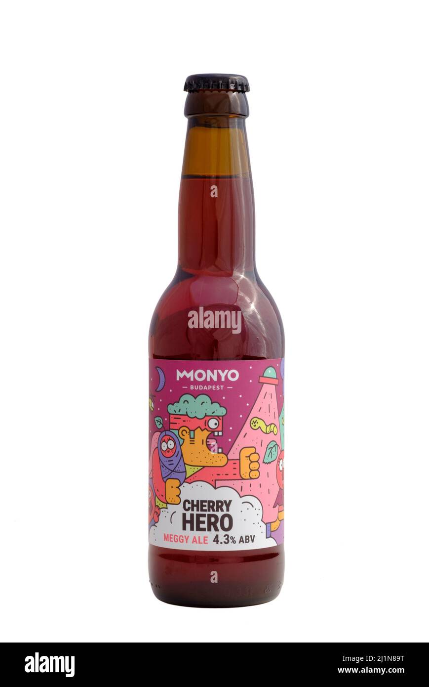 botella de cerveza monyo cereza héroe fruta cortada sobre fondo blanco Foto de stock