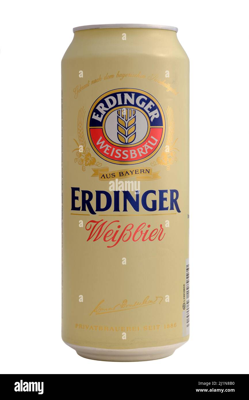 Lata de cerveza de trigo erdinger Weißbier cortada sobre fondo blanco Foto de stock
