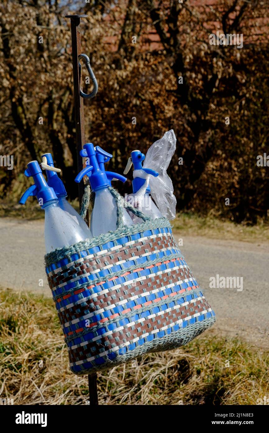 bolsa de sifones de soda vacíos a la espera de su recogida y reemplazo con sifones completos por servicio de entrega en el pueblo rural del condado de zala, hungría Foto de stock