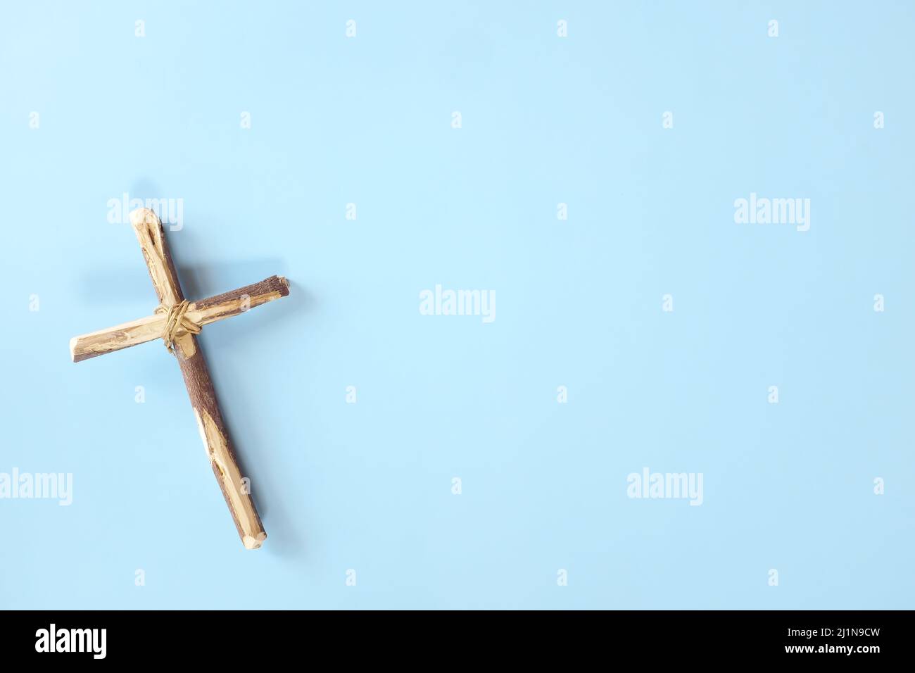 Vista superior plana de cruceta de madera con espacio de copia. El  Catolicismo, el Cristianismo, el concepto de fe católica y cristiana  Fotografía de stock - Alamy
