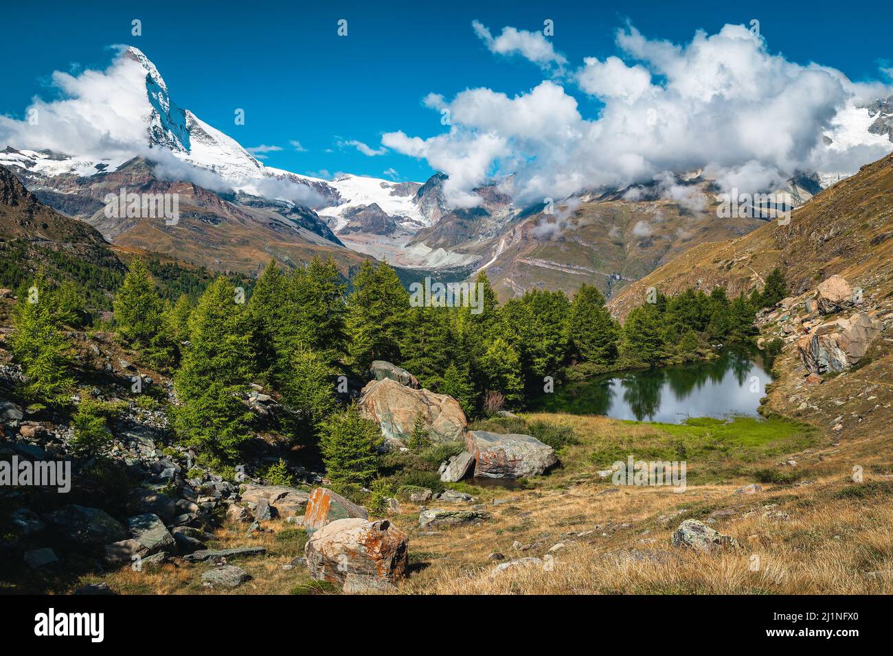 Uno de los destinos de senderismo más famosos y la vista de Matterhorn brumoso desde el lago Grindjisee, Zermatt, Cantón de Valais, Suiza, Europa Foto de stock