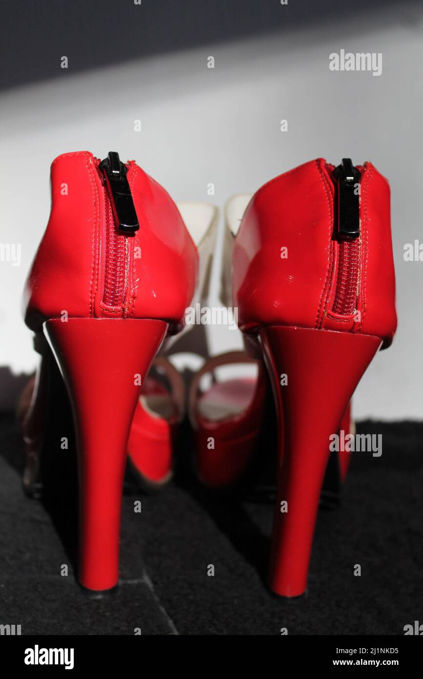 par o zapatos de dama brillo rojo en tacones superiores se preparan para la fiesta de baile Foto de stock