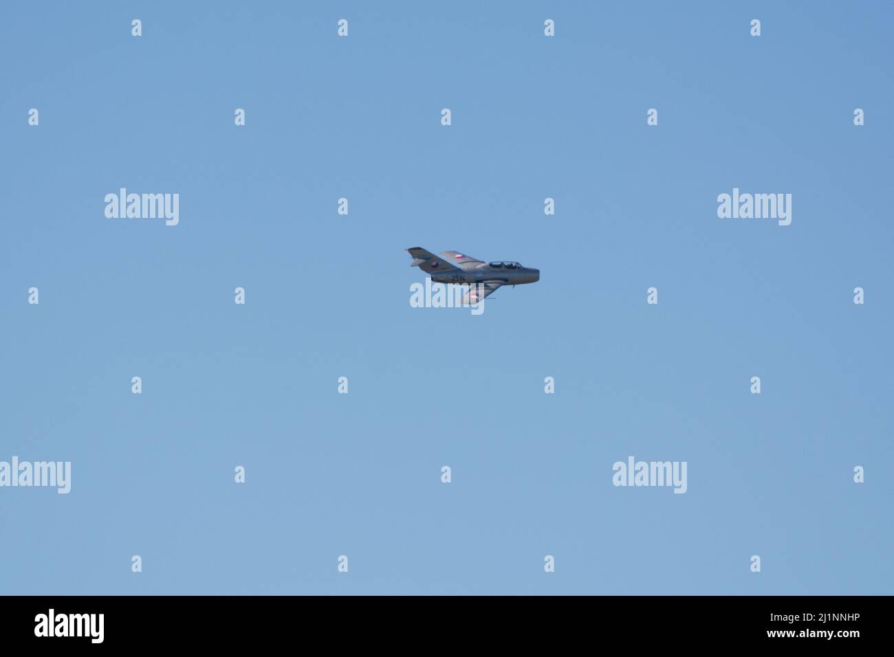 Checo Mig-15UTI 'Midget' OK-UTI2514 aterrizando en avión clásico con colgajos desplegados en la feria aérea de la OTAN Days. Foto de stock