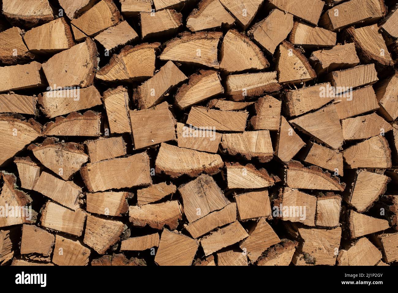 primer plano de la madera picada como energía renovable para calentar en invierno Foto de stock