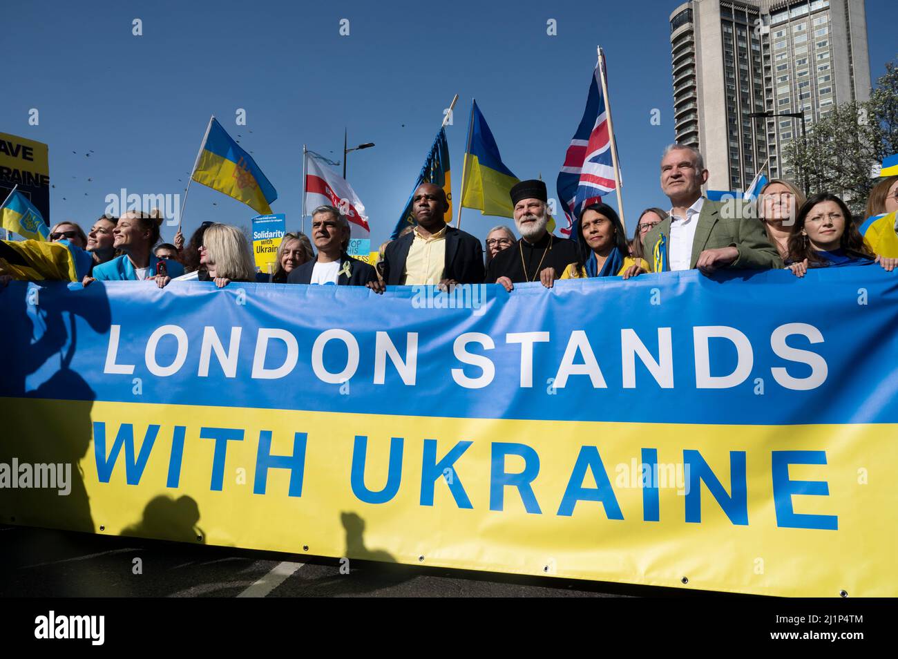 El 26th 2022 de marzo, 'Londres está en pie con la marcha de Ucrania convocada por Sadiq Khan, alcalde de Londres para mostrar solidaridad con las personas atacadas por la Rus de Putin Foto de stock