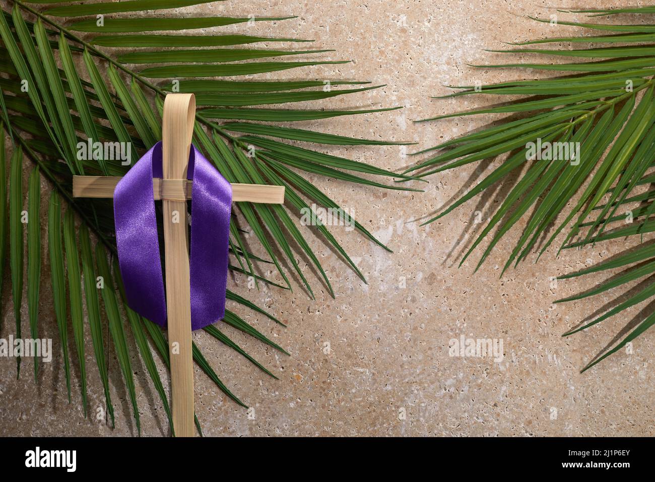 Cruz de palma y hojas de palma. Domingo de Ramos y Día de pascua Fotografía  de stock - Alamy