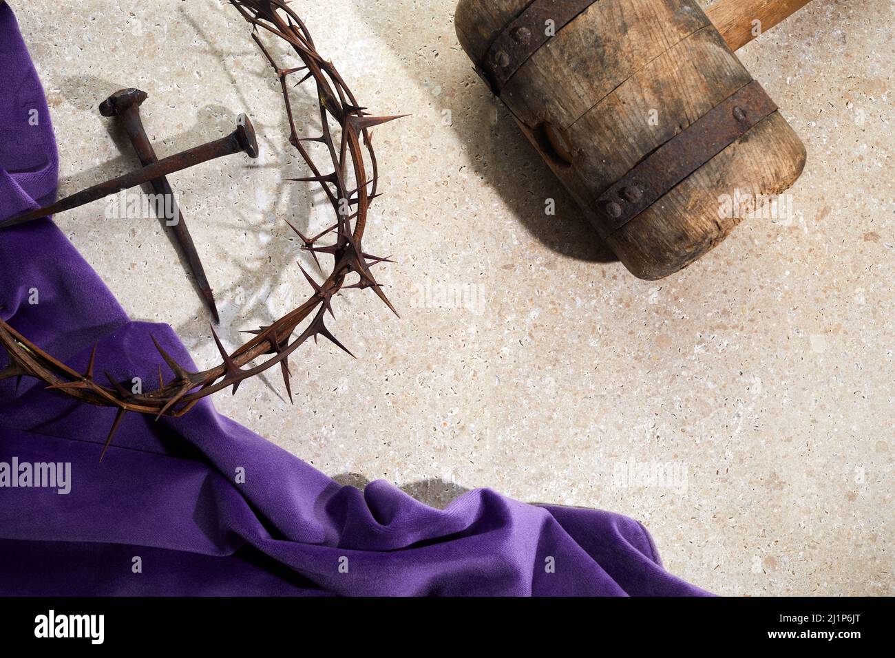 Crucifixión de Jesucristo. Cruz con tres clavos y corona de espinas en
