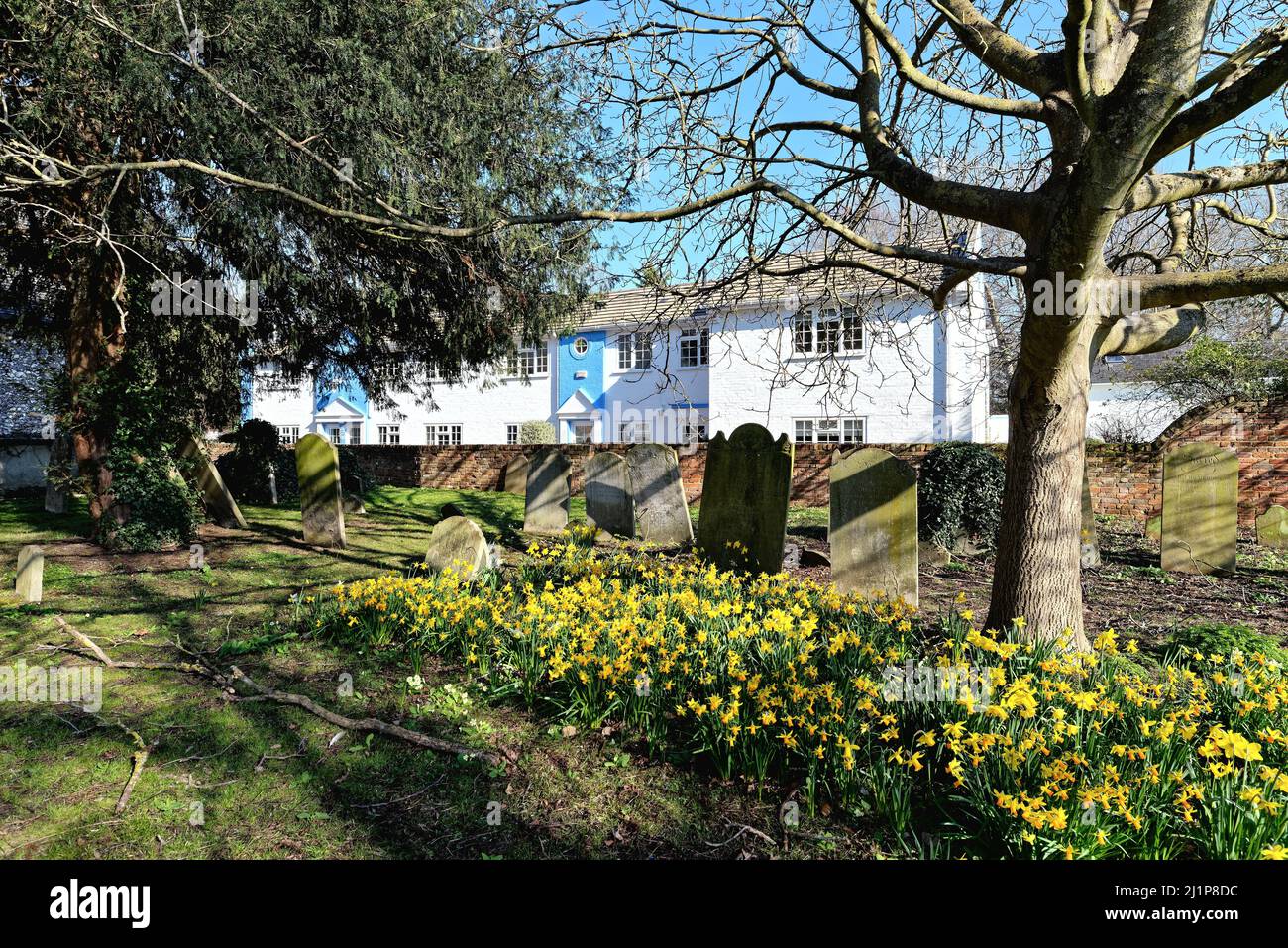 El cementerio de San Pedro y San Andrés, Old Windsor, en un soleado día de primavera Berkshire England Reino Unido Foto de stock