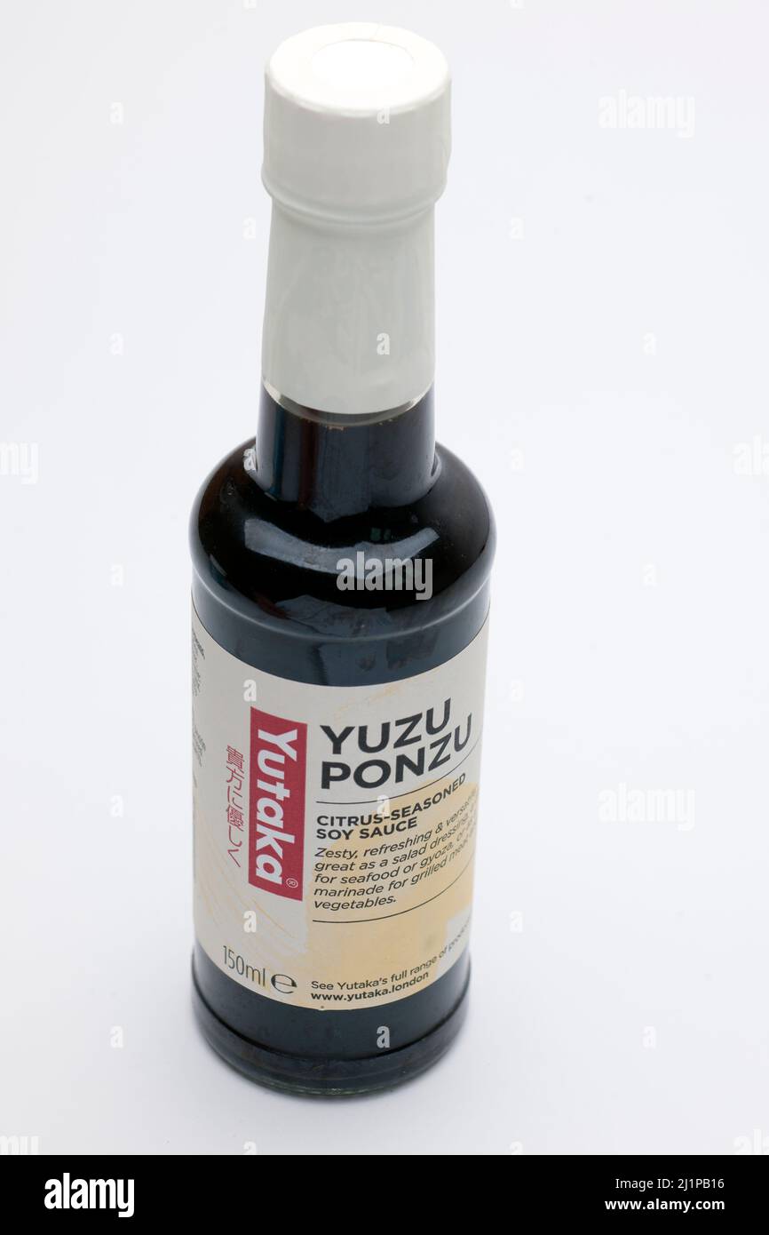 Botella de 150 ml de aderezo para ensalada Yutaka Yuzu Ponzu Foto de stock