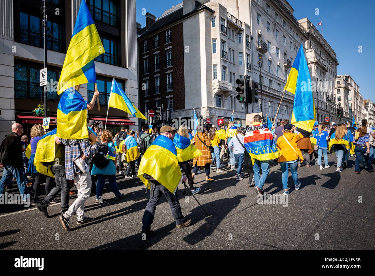 Miles de personas marchan en solidaridad contra la guerra en Ucrania. 'Londres está con Ucrania' muestra el apoyo al pueblo ucraniano. Sáb 26 marzo 22. Foto de stock