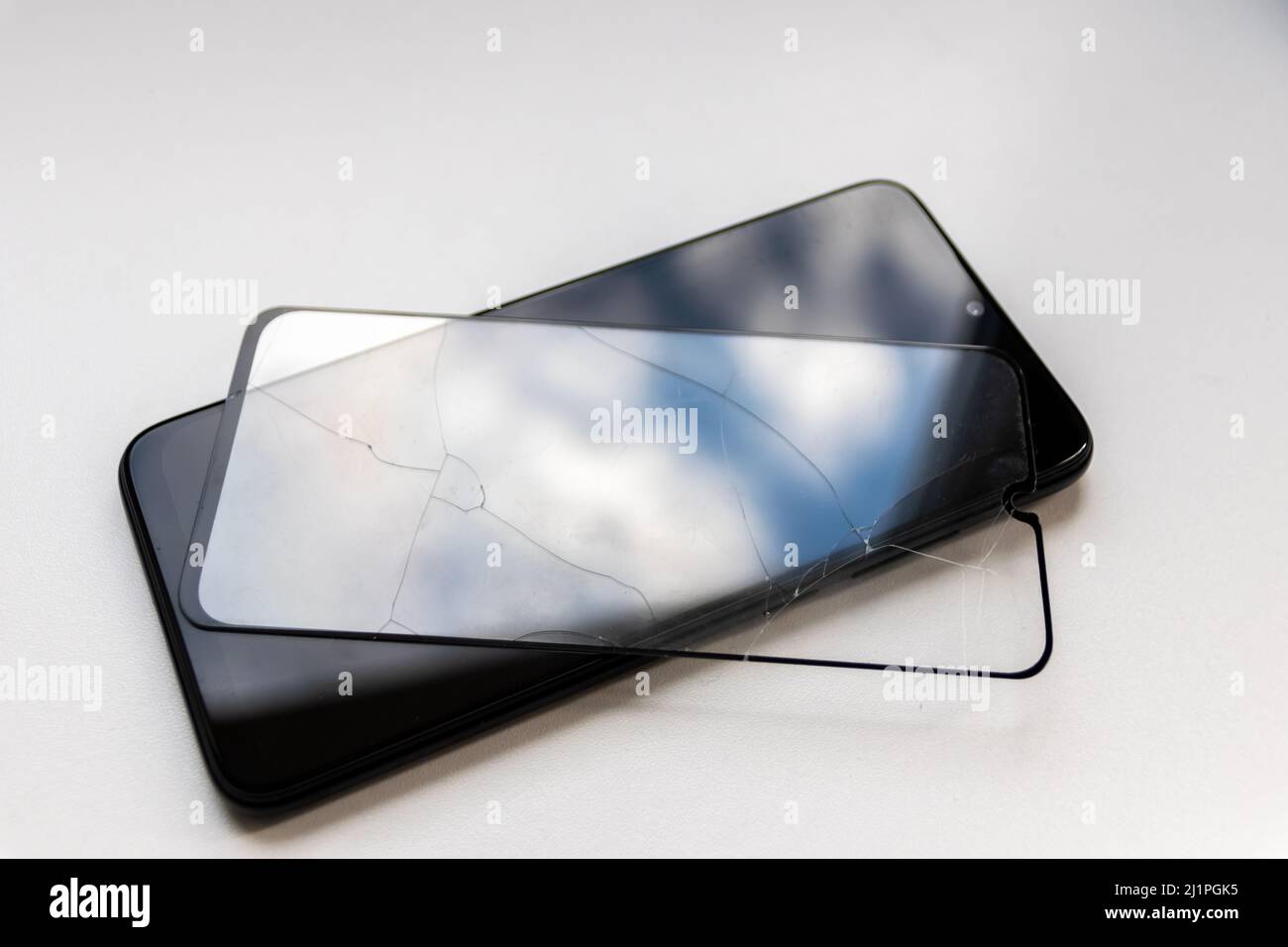 https://c8.alamy.com/compes/2j1pgk5/el-protector-roto-de-un-smartphone-negro-muestra-la-proteccion-de-la-pantalla-y-los-protectores-de-dispositivos-transparentes-a-prueba-de-golpes-para-la-seguridad-de-los-telefonos-moviles-2j1pgk5.jpg