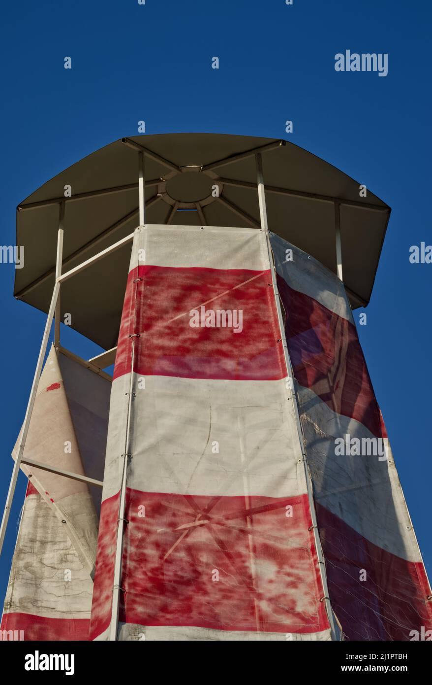 pabellón de tiendas en forma de faro con tela de lona con rayas anchas en  rojo y blanco Fotografía de stock - Alamy