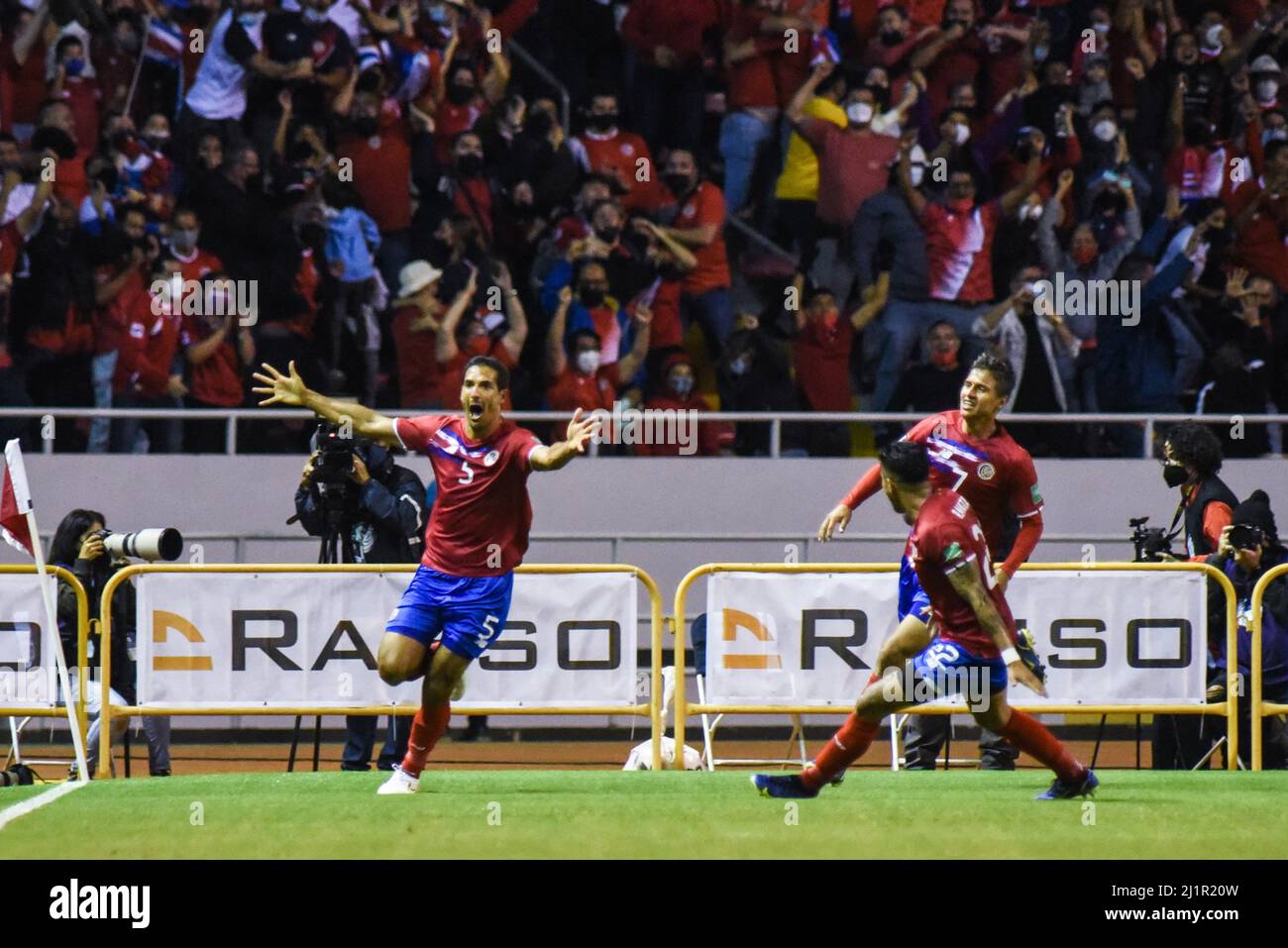 SAN JOSÉ, Costa Rica: Los jugadores costarricenses celebran el gol marcado por Celso Borges (número 5), durante la victoria de Costa Rica en 1-0 sobre Canadá en la Conca Foto de stock