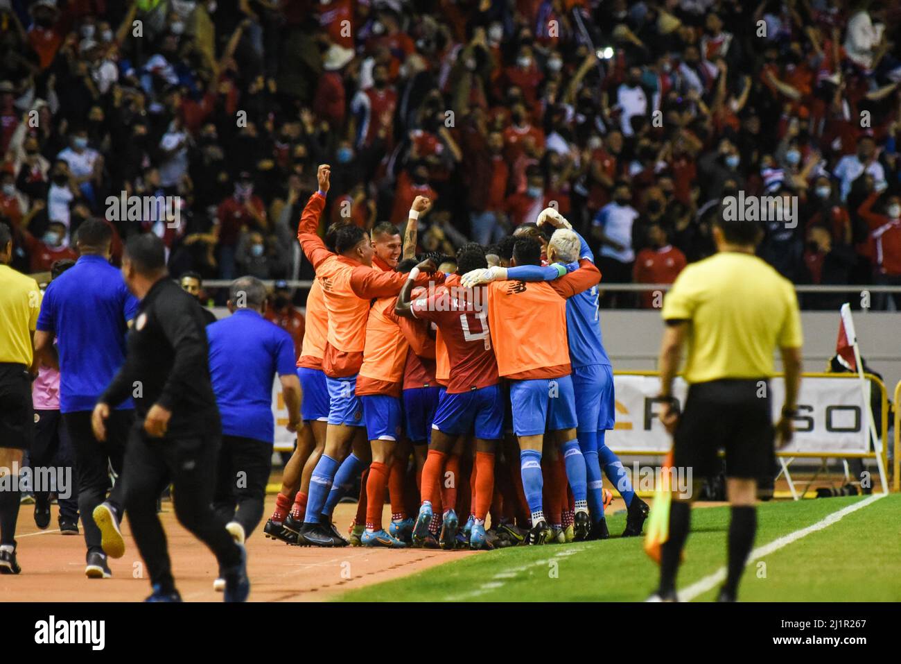 SAN JOSÉ, Costa Rica: Los jugadores costarricenses celebran el gol marcado por Celso Borges (número 5), durante la victoria de Costa Rica en 1-0 sobre Canadá en la Conca Foto de stock