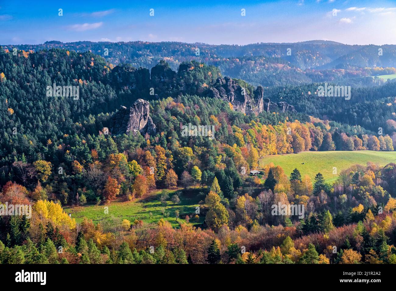 Paisaje con formaciones rocosas y coloridos árboles en la zona de Rathen del Parque Nacional de la Suiza Saxon en otoño. Foto de stock