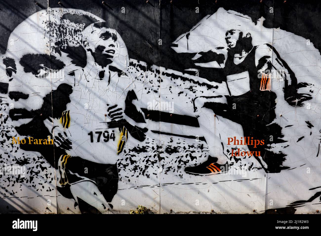 26th de marzo de 2022; Langthorne Park, Waltham Forest England; reflejo de los lugares utilizados para las Olimpiadas de Verano de 2012 en Londres; la apariencia descuidada de la Muralla de Adidas de Londres 2012 mostrando graffiti con Mo Farah y Phillips Idowu Foto de stock