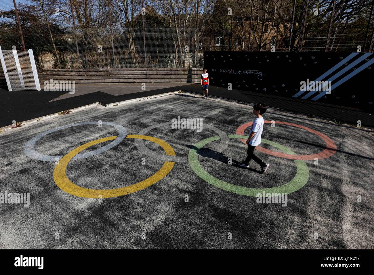 26th de marzo de 2022; Langthorne Park, Waltham Forest England; reflejo de los lugares utilizados para los Juegos Olímpicos de Londres de 2012; la apariencia descuidada de los Anillos Olímpicos cuando los niños juegan y caminan alrededor del símbolo icónico en el parque local Foto de stock