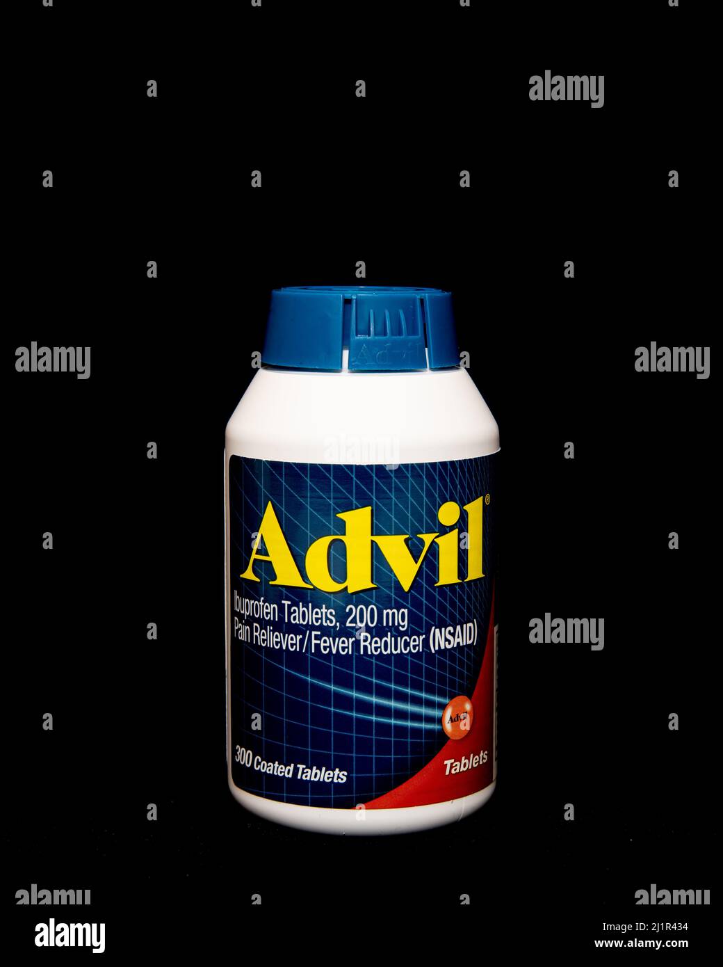 Una botella de plástico blanca de 300 comprimidos recubiertos de Advil, 200 mg de Ibuprofeno, un analgésico y un reductor de fiebre AINE aislado en negro Foto de stock