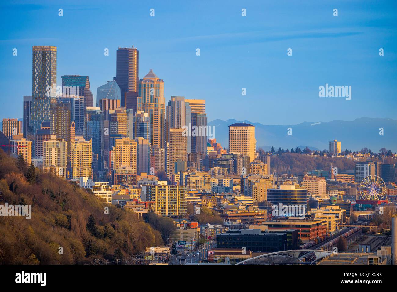 Seattle es un puerto marítimo costero importante y la sede del Condado de King, en el estado de Washington Foto de stock