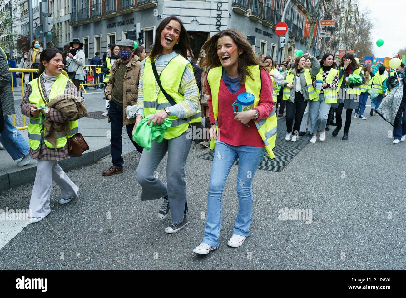 Madrid, España. 27th Mar, 2022. Los manifestantes vieron llevar chalecos  amarillos durante la marcha de por vida. Miles de personas se reunieron  para la manifestación pro-vida en Madrid, España. Organizado por Plataforma