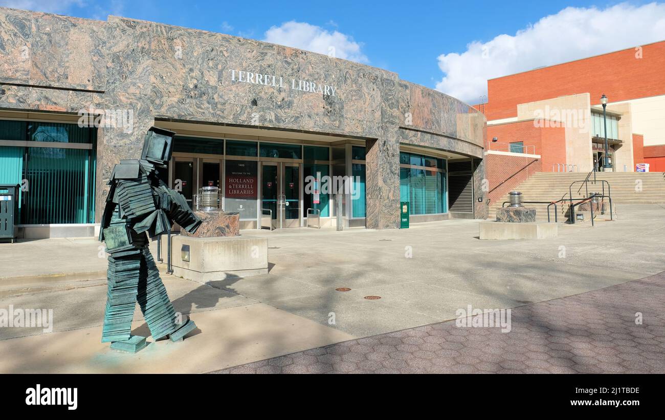 La Biblioteca Terrell, Universidad Estatal de Washington en Pullman, Washington, EE.UU.; la Escultura de Arte 'Bookin' de Terry Allen en el centro comercial cerca de la entrada principal. Foto de stock