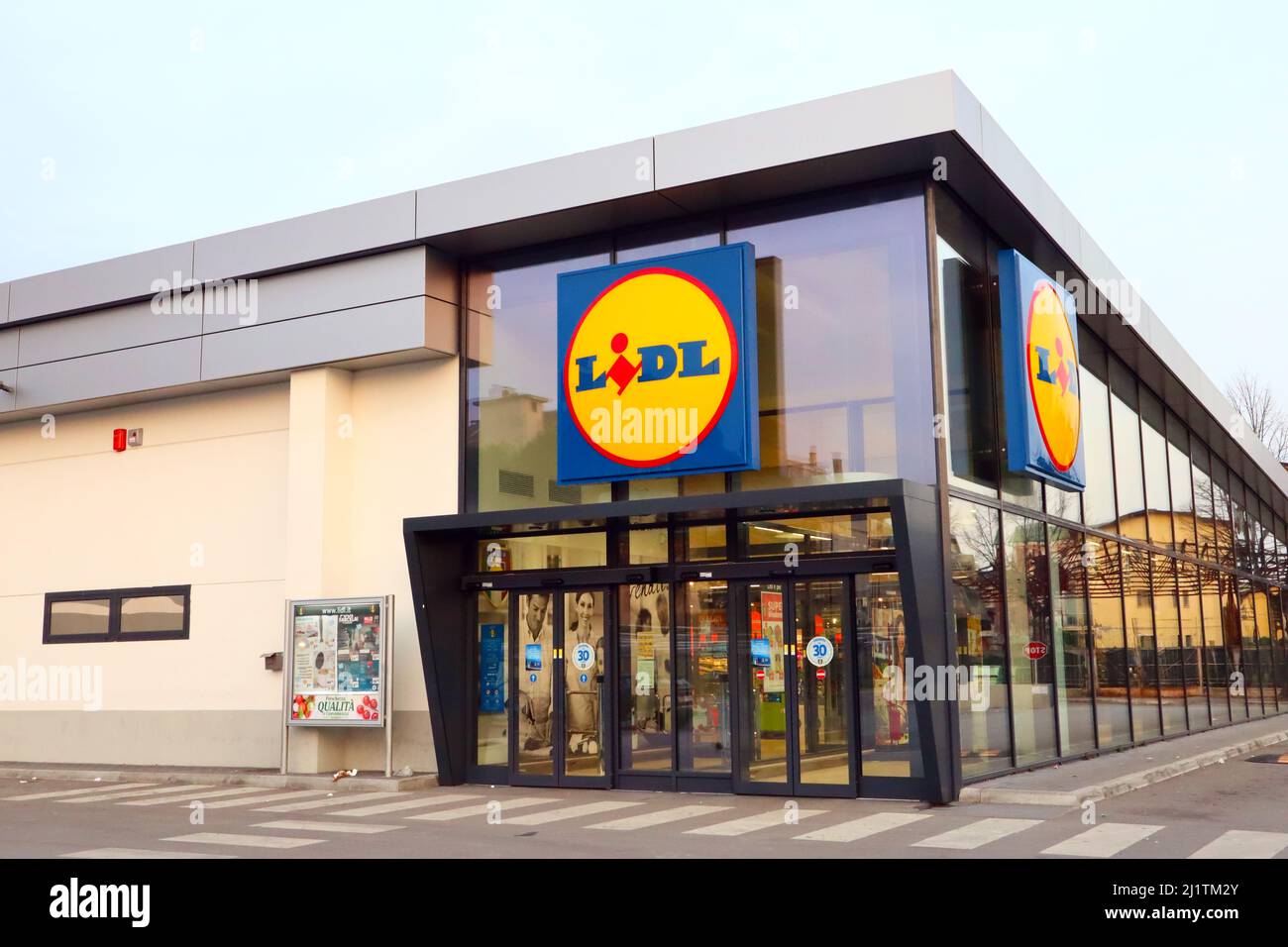 Supermercado LIDL. Lidl es una cadena de supermercados alemana Fotografía  de stock - Alamy