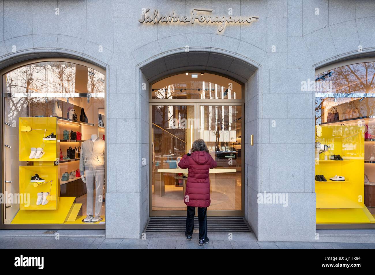 Madrid, España. 24th Mar, 2022. Un comprador entra en la tienda de calzado  de lujo italiano Salvatore Ferragamo en España. (Foto de Xavi Lopez/SOPA  Images/Sipa USA) Crédito: SIPA USA/Alamy Live News Fotografía