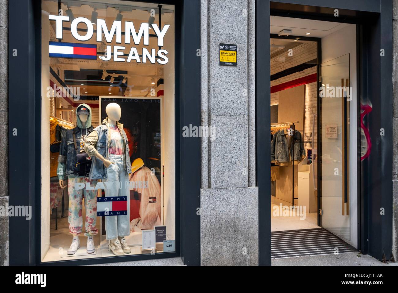 Madrid, España. 19th Feb, 2022. Marca de moda multinacional americana Tommy  Jeans, también conocida como Tommy Hilfiger, tienda en España. (Imagen de  crédito: © Xavi Lopez/SOPA Images via ZUMA Press Wire Fotografía