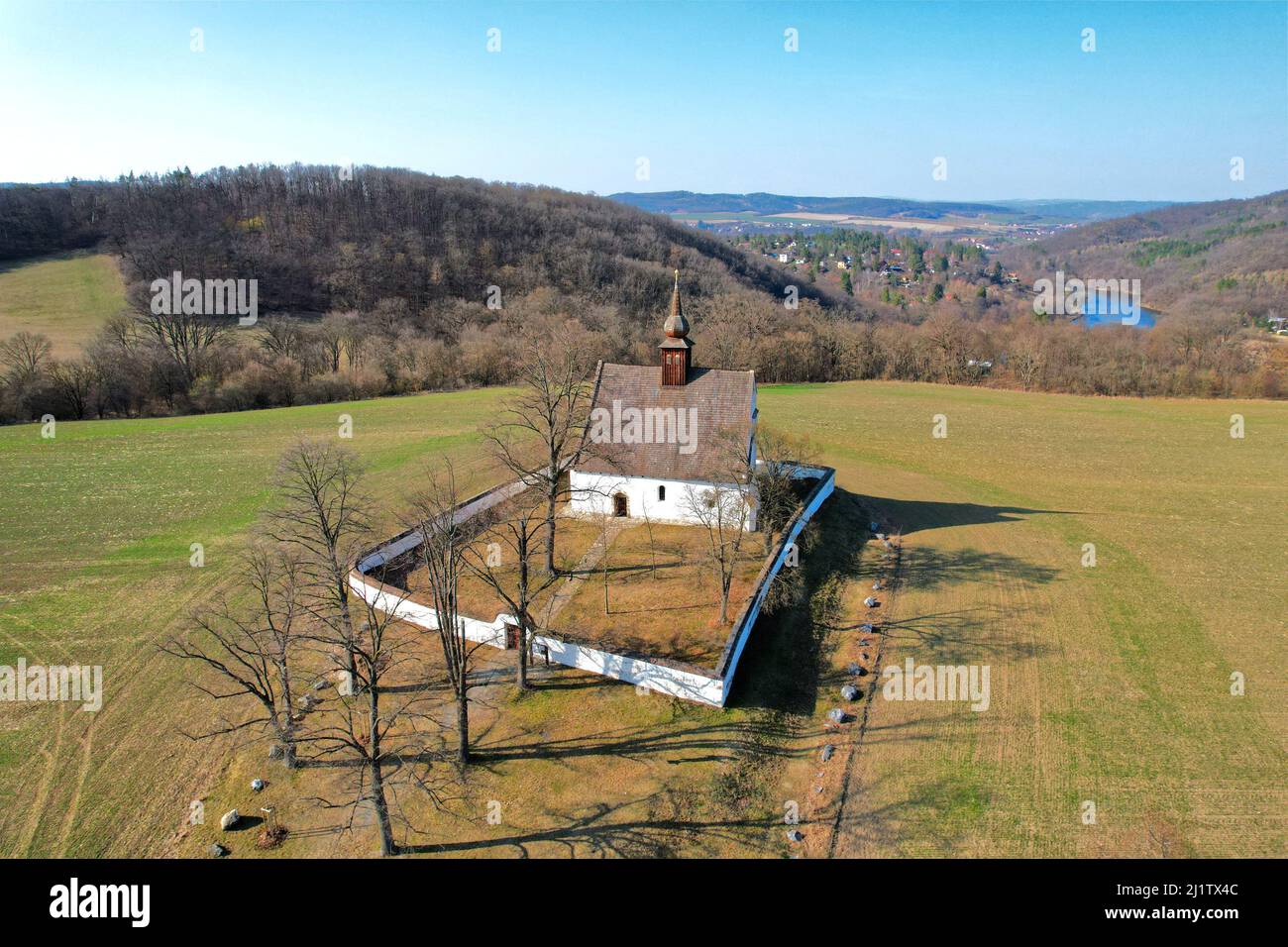Vista aérea de la Edad Media Capilla de la Asunción de la Virgen María cerca del Castillo “Veveri” en Brno, República Checa, Europa Foto de stock