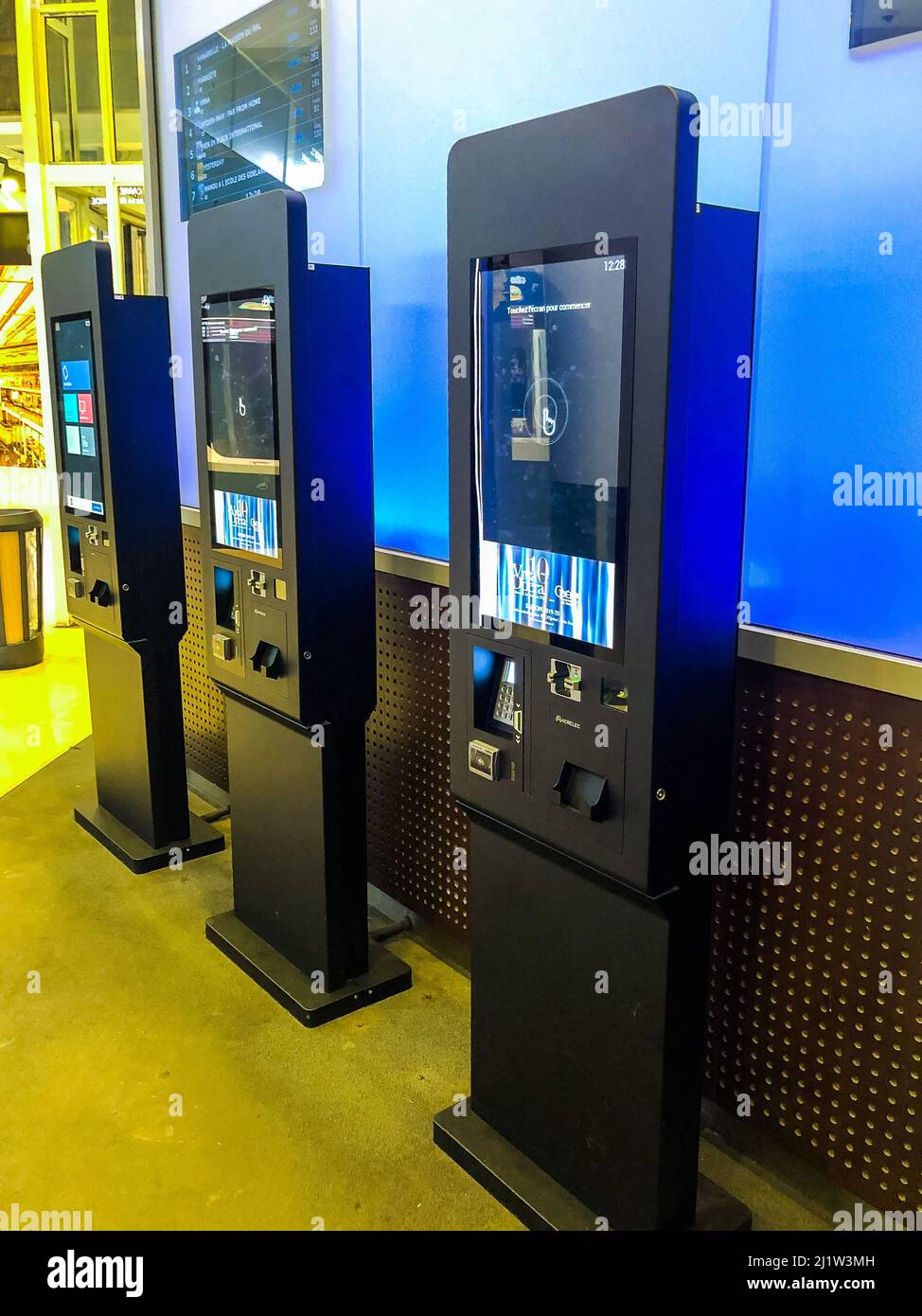 Paris, Francia, Venta de entradas en el interior de máquinas expendedoras,  cine francés 'Les Halles Forum' Fotografía de stock - Alamy