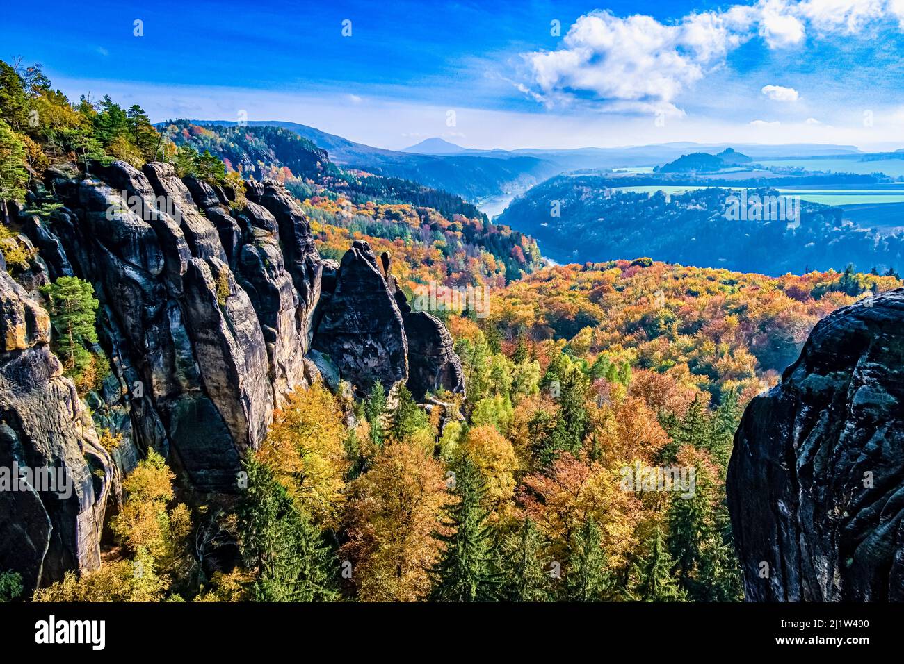 Paisaje con formaciones rocosas, coloridos árboles y el valle del Elba en la zona de Schrammsteine del Parque Nacional de la Suiza Sajonia en otoño. Foto de stock