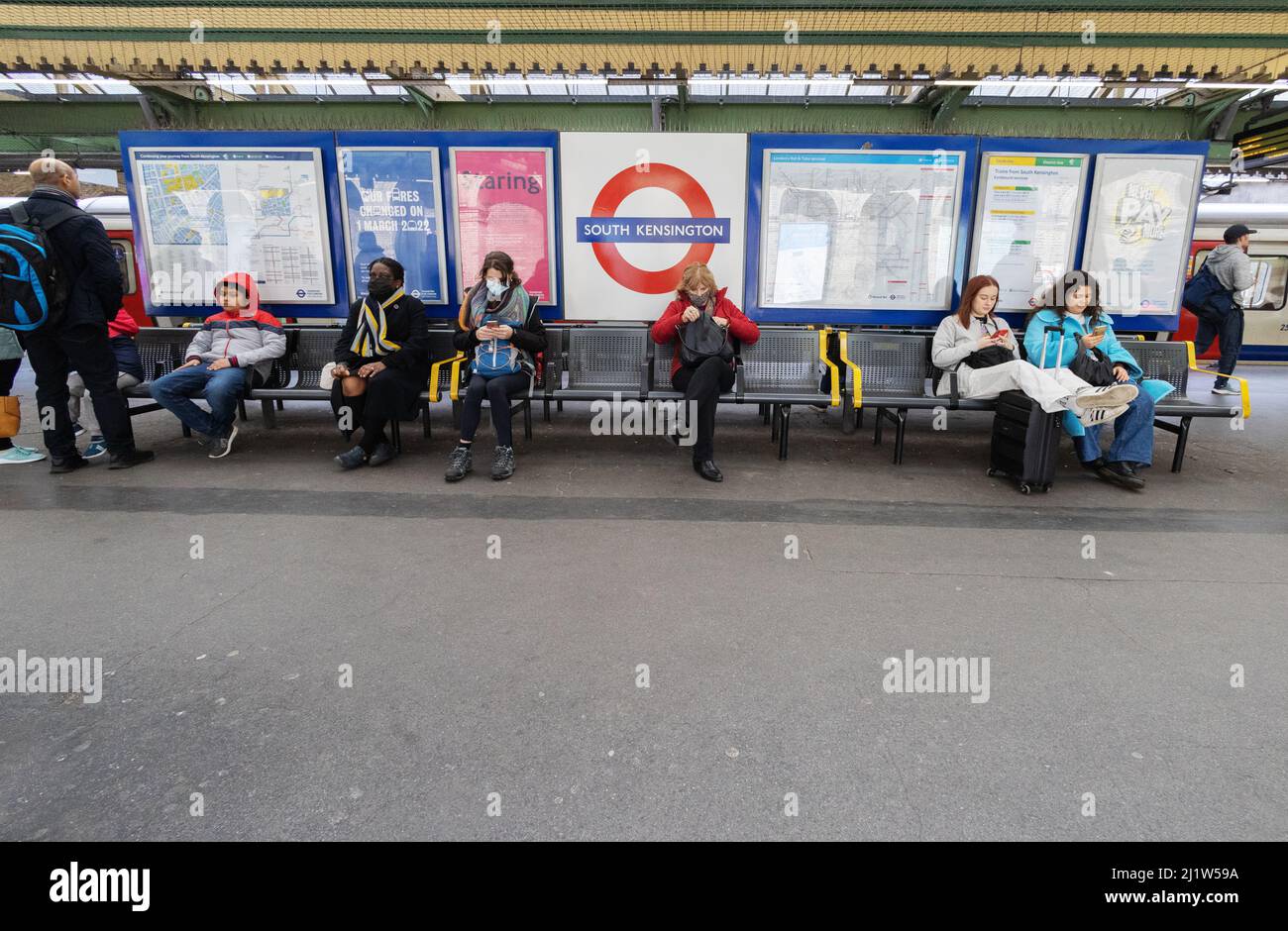 Transporte para Londres; ( TFL ); Pasajeros esperando un tren subterráneo, plataforma de la estación de metro de South Kensington, Londres SW7 Londres Reino Unido Foto de stock