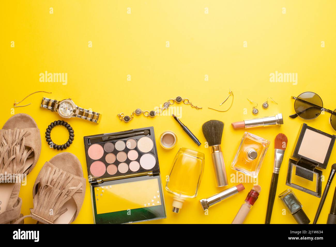 Moda y belleza de las mujeres. Accesorios y cosméticos para mujer sobre  fondo amarillo. Banner Fotografía de stock - Alamy