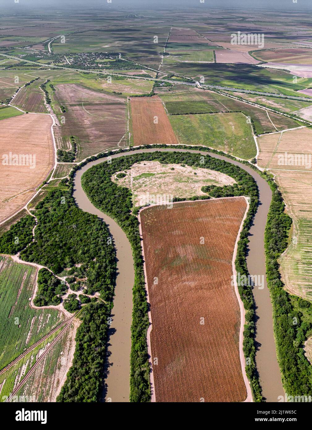 Pasee por el Río Grande, ilustrando las complicaciones de construir una frontera entre Estados Unidos y México. Vista aérea desde El Horcón, Tamaulipas, México Foto de stock