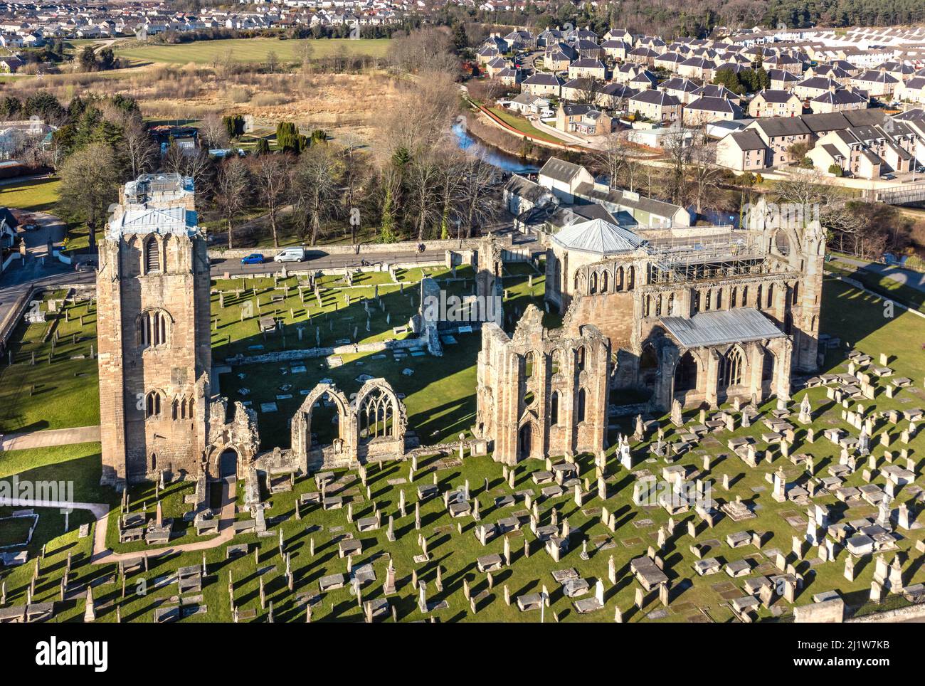 Fotografía aérea de las ruinas de la Catedral de Elgin en Moray, Escocia Foto de stock