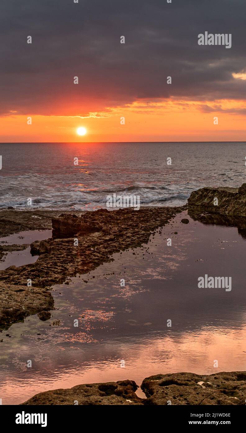 Amanecer de verano en Thornwick Bay, Yorkshire, Reino Unido Foto de stock