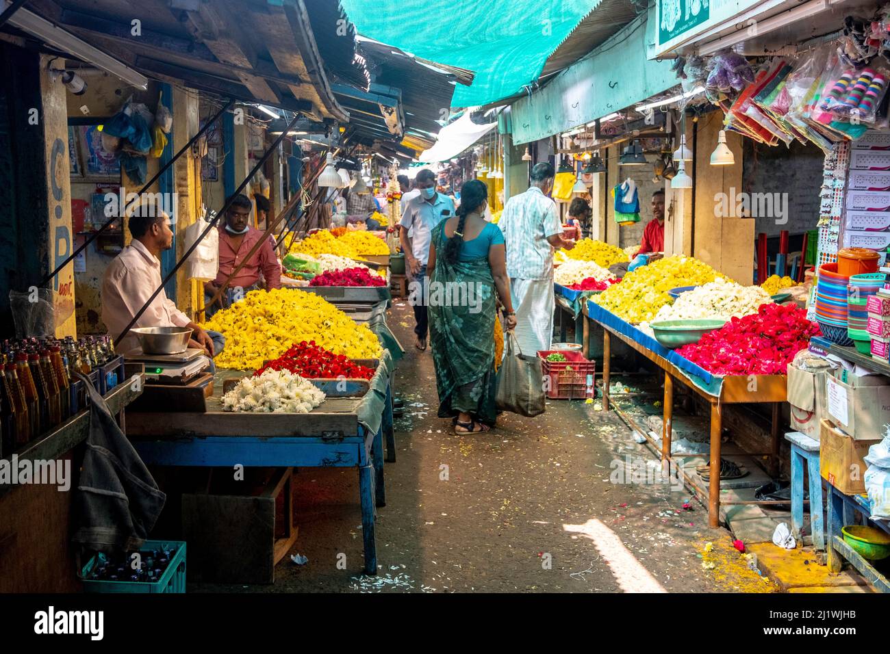 Pétalos de flores a la venta en el mercado de Tiruvannamalai, Tamil Nadu, India Foto de stock
