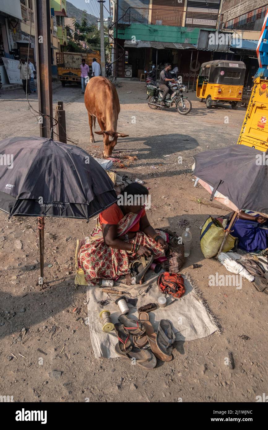 Los marineros fijan y venden ropa usada en el mercado de Tiruvannamalai, Tamil Nadu, India Foto de stock