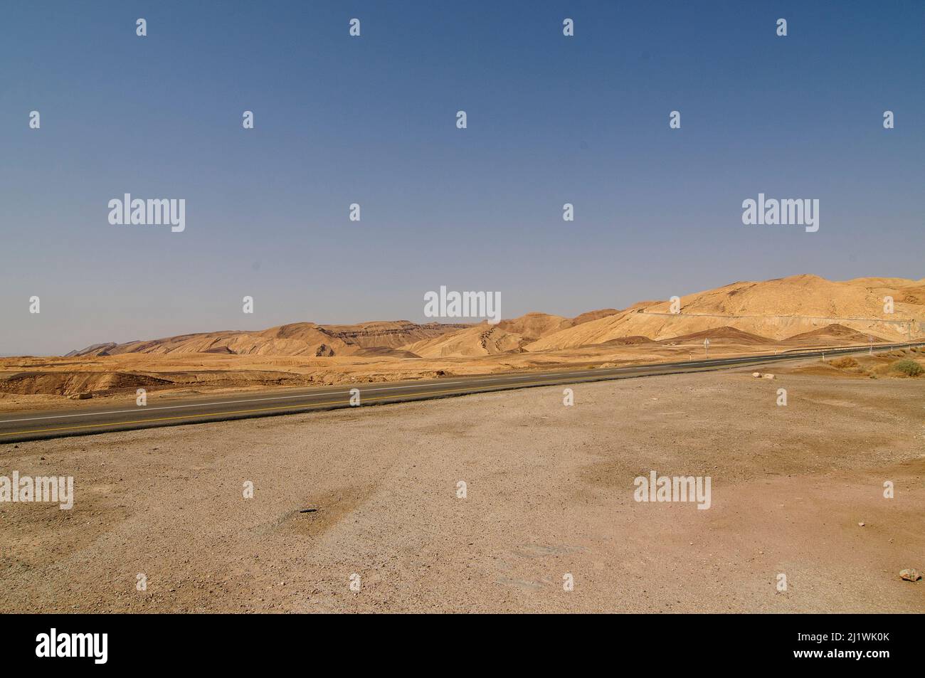 Paisaje del desierto de Negev fotografiado en Wadi Peres un lecho de río estacional en el desierto de Negev de Pascua del Norte en la frontera sur del desierto de Judea. P Foto de stock