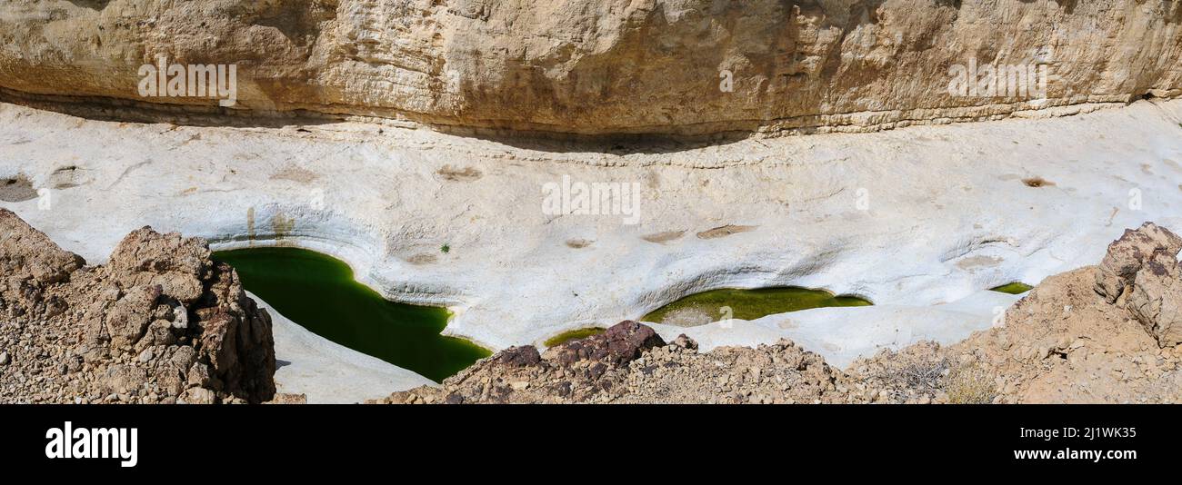Pozos de agua Peres Estos pozos contienen agua de inundación de las frecuentes inundaciones repentinas en la región. Fotografiado en Wadi Peres un cauce estacional en el N Foto de stock