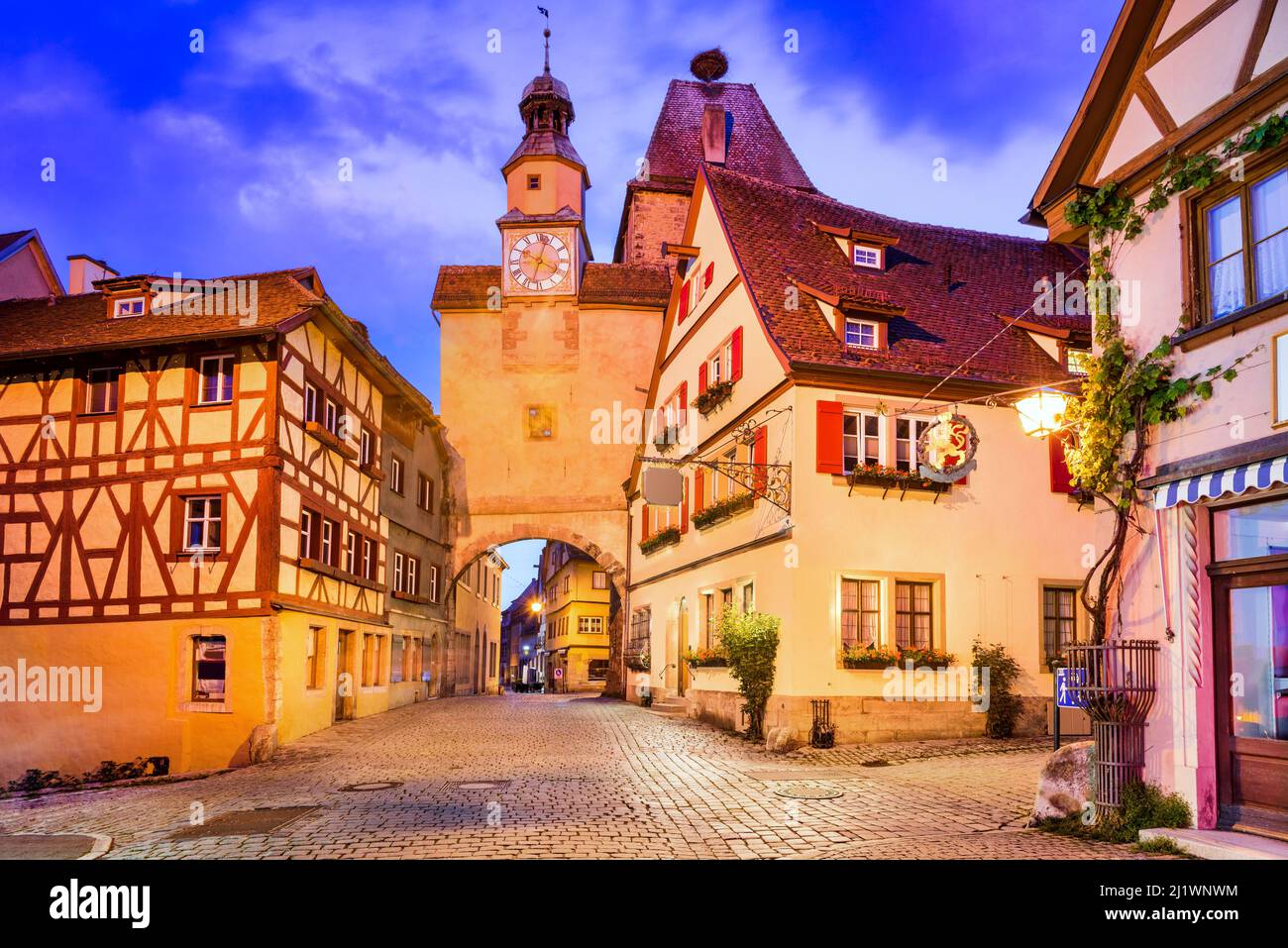 Rothenburg ob der Tauber, Baviera, Alemania. Markus Torre puerta, hermosa calle con casas de madera bávara, Franconia viaje. Foto de stock