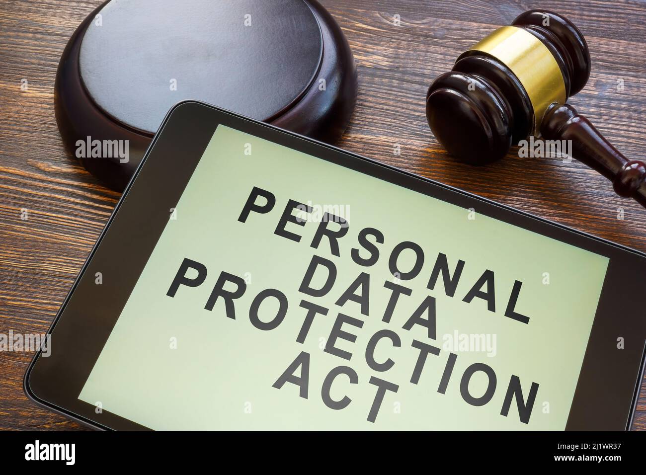 La Ley de Protección de Datos Personales PDPA firma en la pantalla y gavel. Foto de stock