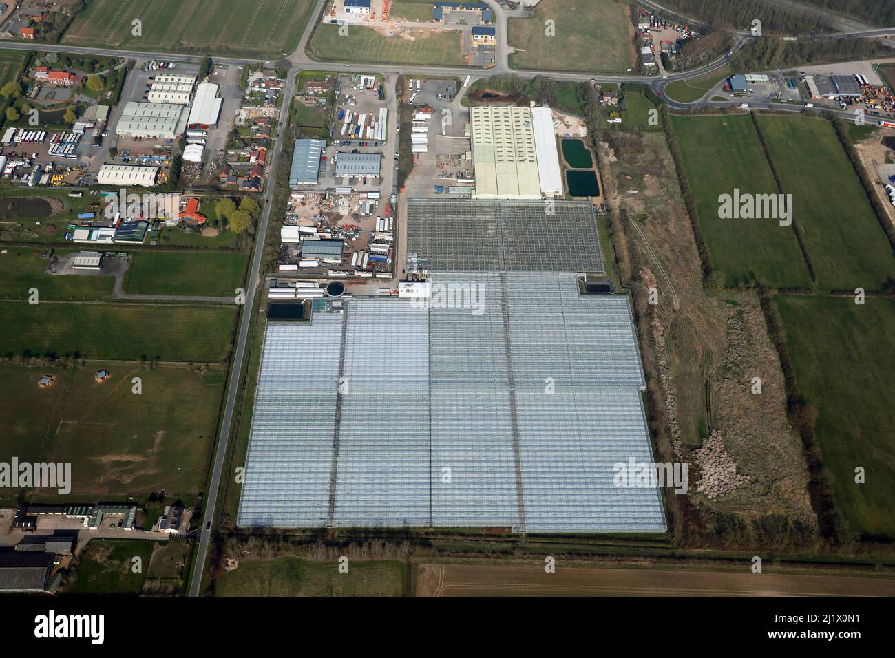 Vista aérea de los invernaderos comerciales hortícolas de Yorkshire Grown Produce Limited, Newport, Brough, East Yorkshire Foto de stock