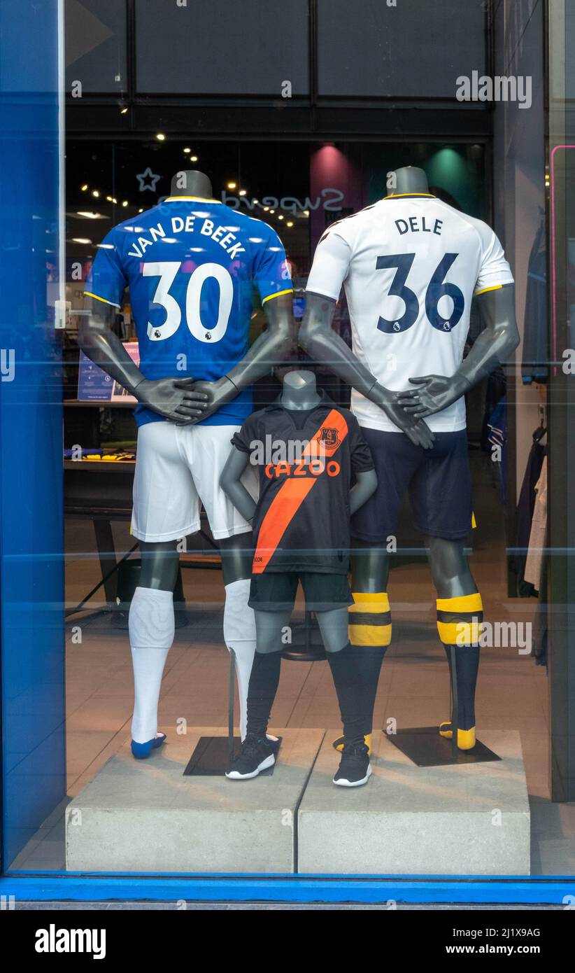 Manikins en la ventana de la tienda Everton en Liverpool One Foto de stock