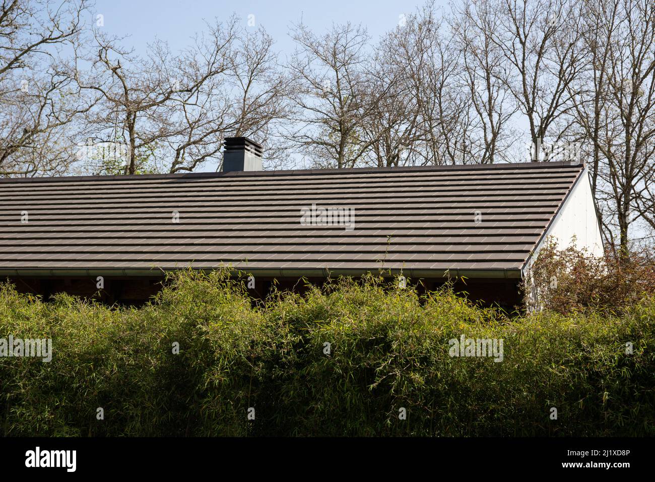 Casa de azulejos de techo plano en el día soleado. Detalle de arquitectura Foto de stock