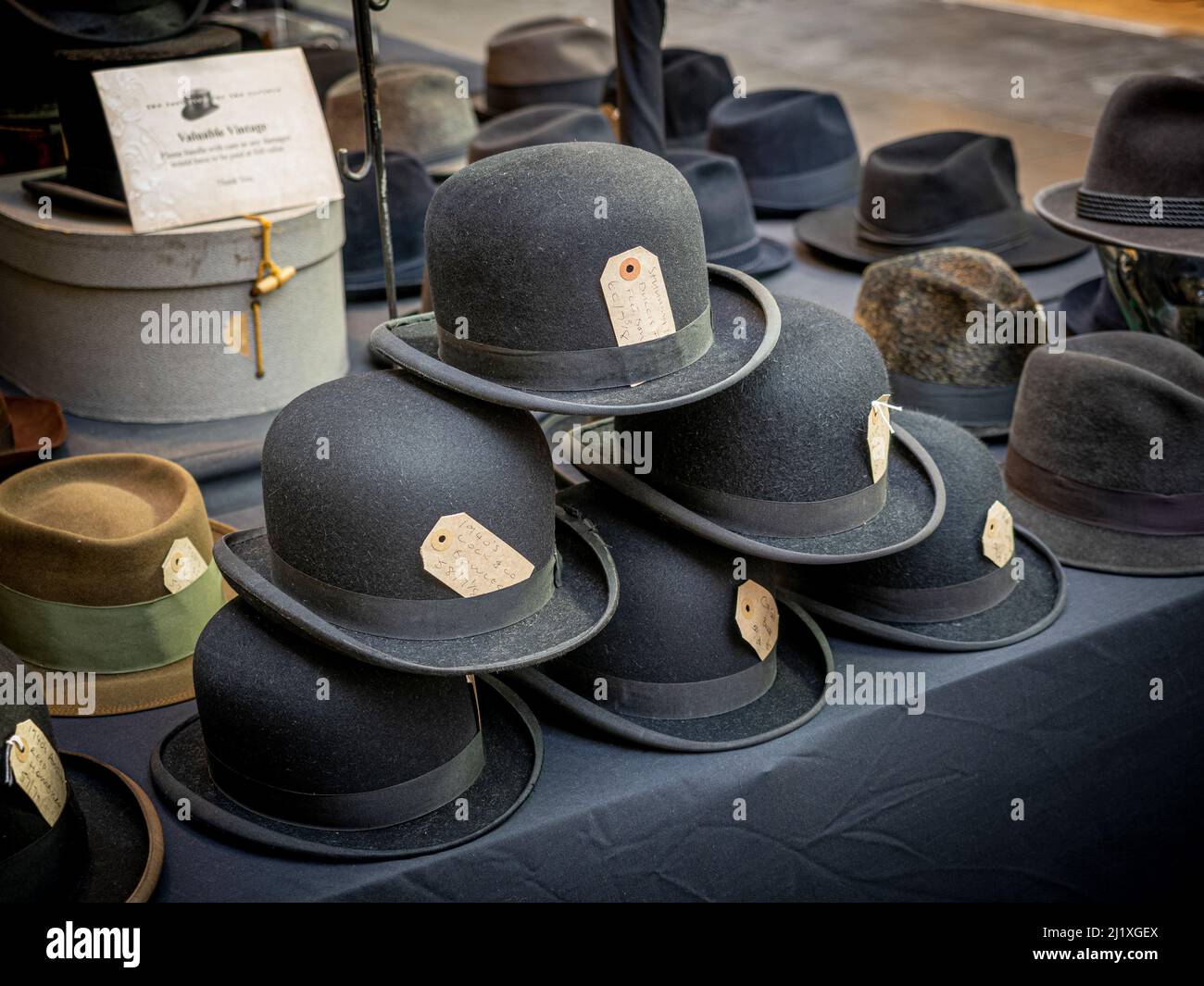 Bowler sombreros en un puesto de sombrero de época en el mercado antiguo de  Spitalfields, Londres Fotografía de stock - Alamy