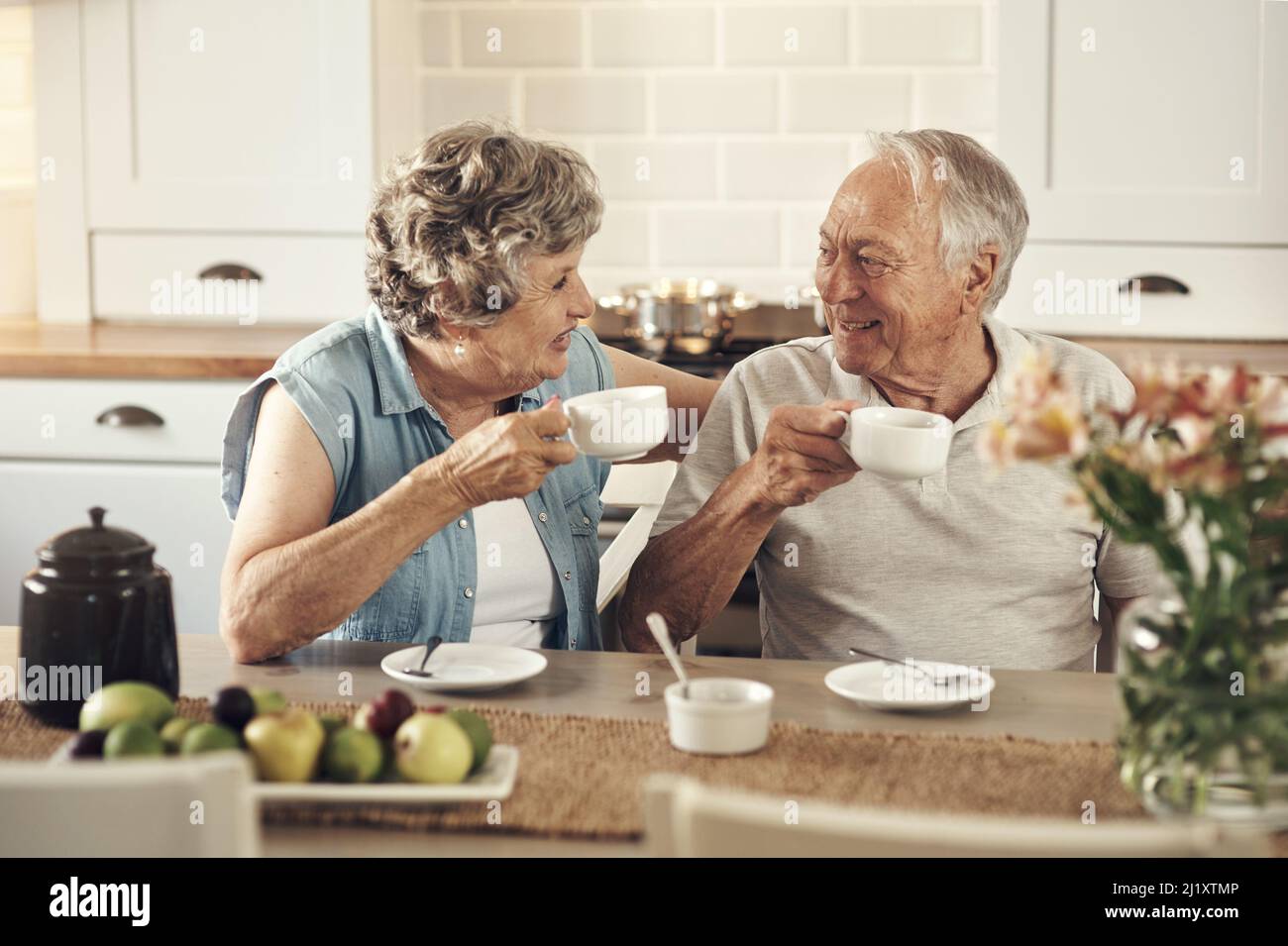 Una buena taza de café marca el tono del día. Una foto de una pareja mayor desayunando juntos en casa. Foto de stock
