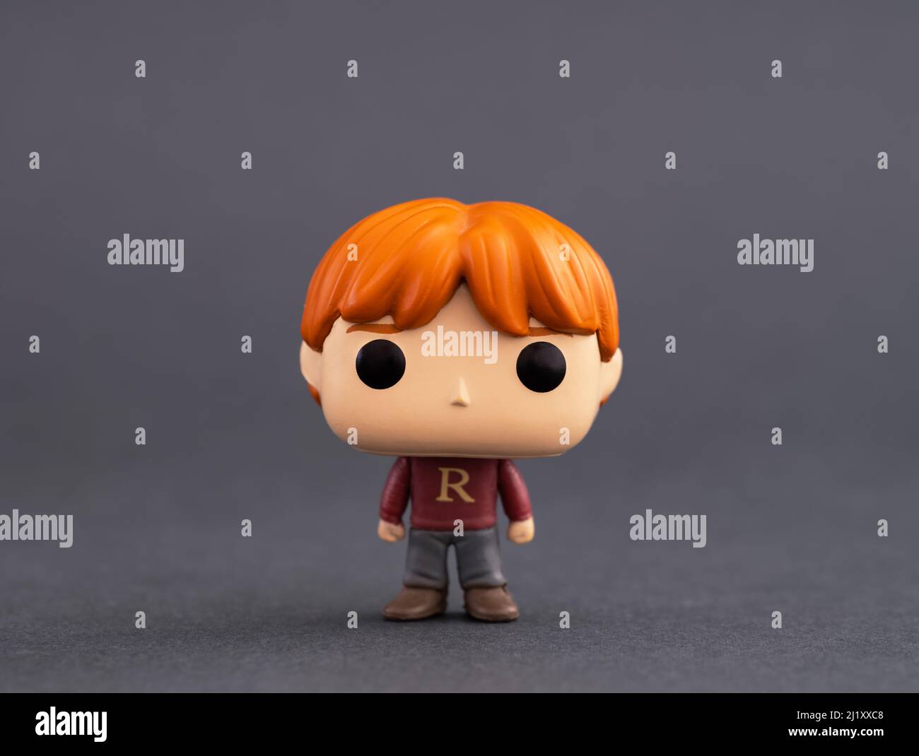 Tambov, Federación Rusa - 15 de febrero de 2022 Un RON Weasley Funko POP  Mini Vinyl Figura sobre fondo gris. Calendario de Adviento de Harry Potter  Fotografía de stock - Alamy