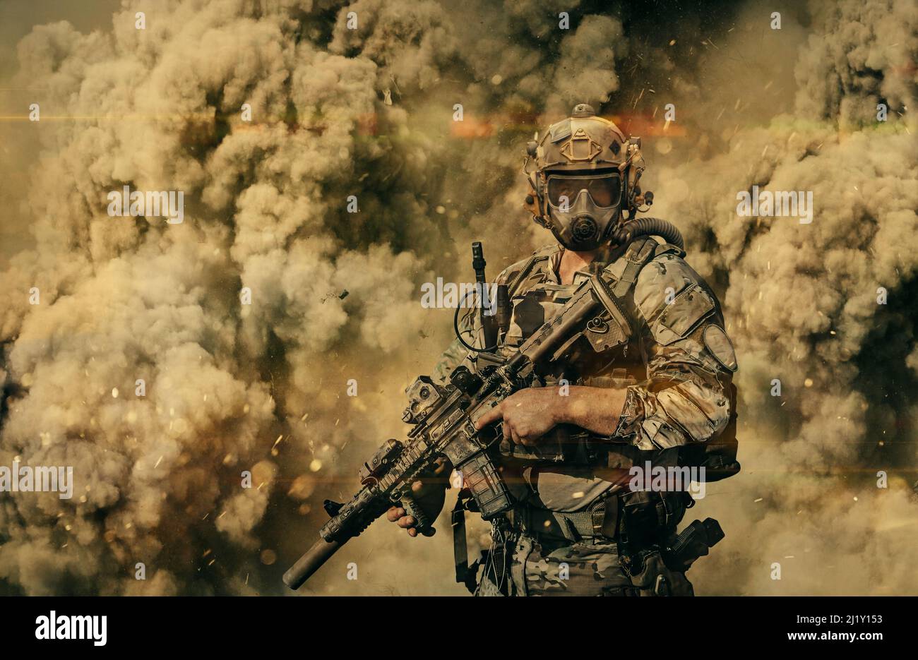 Soldado militar con máscara de gas entre el humo y el polvo en el campo de  batalla Fotografía de stock - Alamy